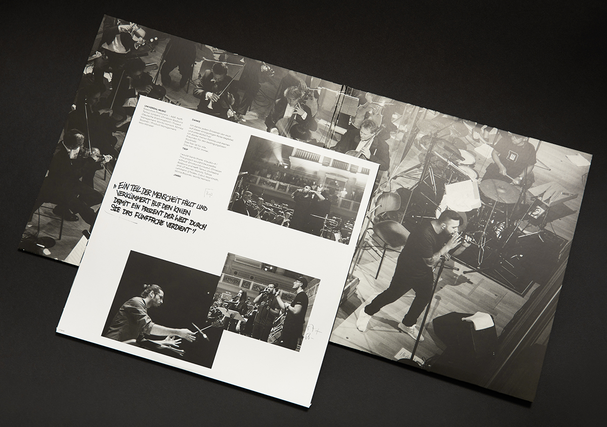 Mosaik motrip orchestrated by jimek album artwork konzerthaus aufgeklappte vinyl auf schwarzer Oberflaeche darueber liegend ein Innersleeve mit Bildern und Text
