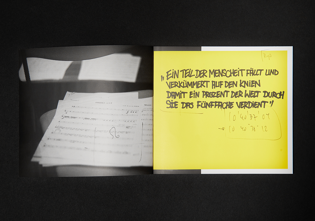 Mosaik motrip orchestrated by jimek album artwork konzerthaus CD aufgeklapptes Booklet auf schwarzer flaeche aufgeschlagen linke Seite zeigt ein schwarz weiss Foto von Notenblaettern die rechte Seite ist mit einer gelben flaeche bedruckt darueber handgeschriebener text und Notizen