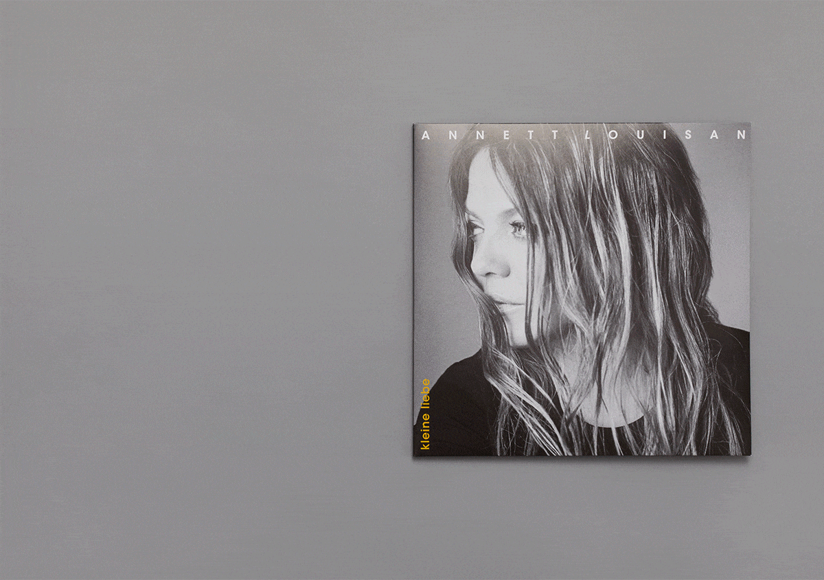 Schwarz-weiss Vinyl-cover auf grauem Untergrund Wendecover mit gekippter gelber Rueckseite Innenteil mit zwei Portraits durch Schraege geteilt Animation