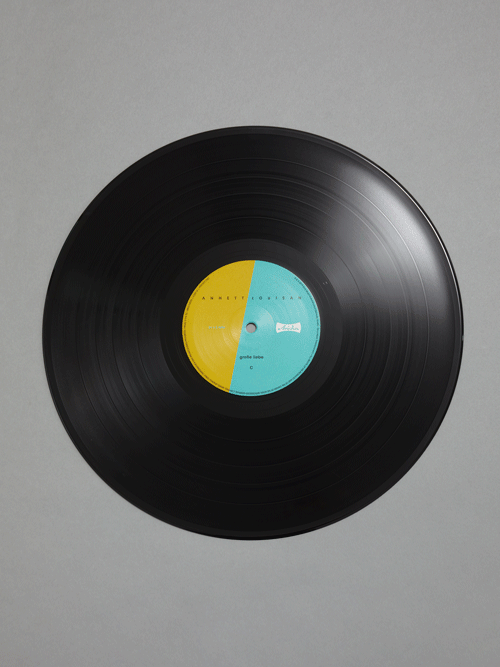 vinyl LP auf wechselnden animierten Hintegruenden Label Side A B C D kleine grosse liebe