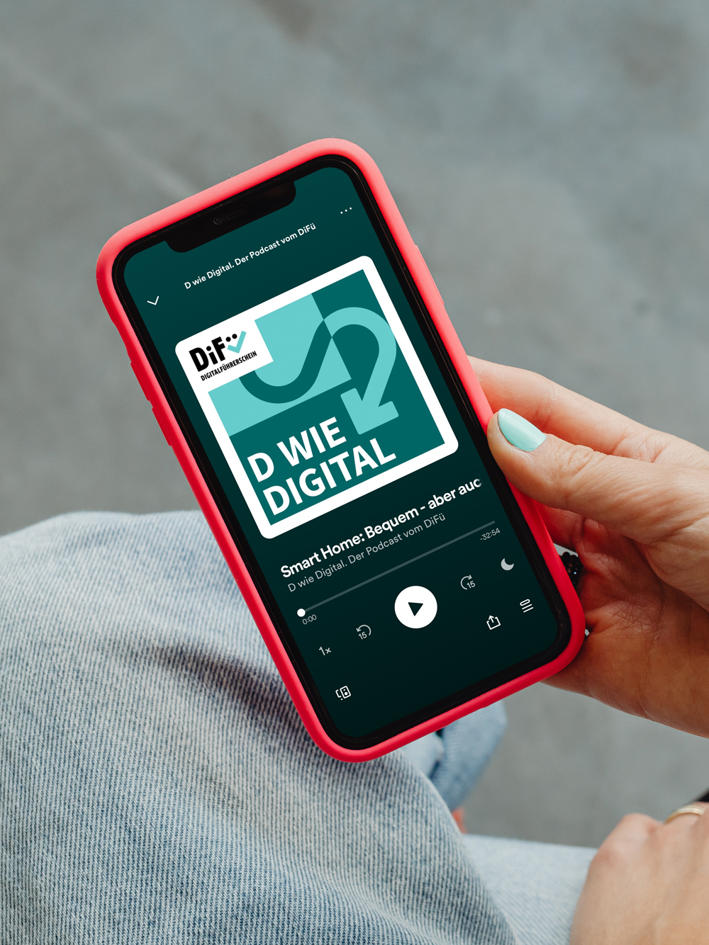 DiFü Digitalführerschein Corporate Design Smartphone Screen zeigt DiFü Podcast Coverbild „D wie Digital“ Visual in helltürkis und dunkeltürkis mit Pfeil Icon