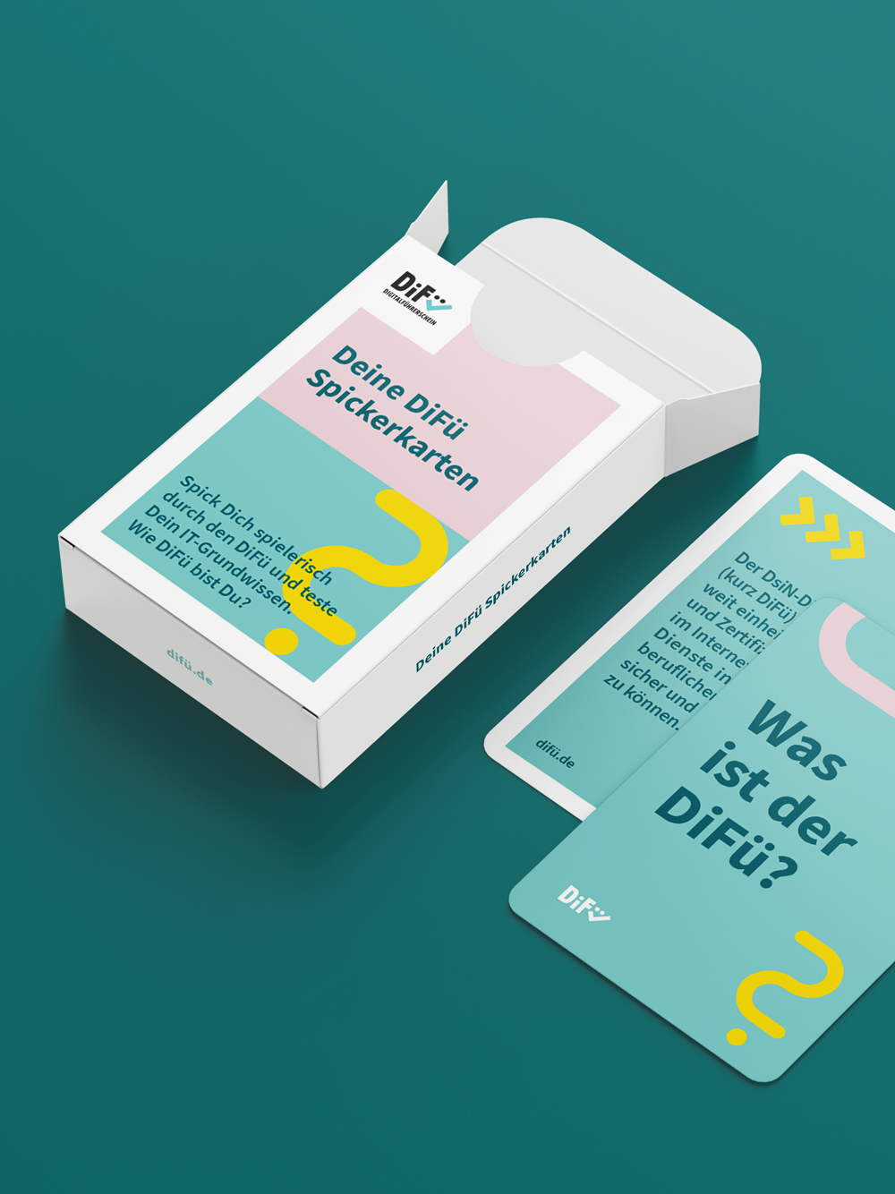 DiFü Digitalführerschein Corporate Design Spielkarten Box und Kartenstapel auf türkisem Hintergrund Icons und Text zum Thema Difü und IT-Grundwissen