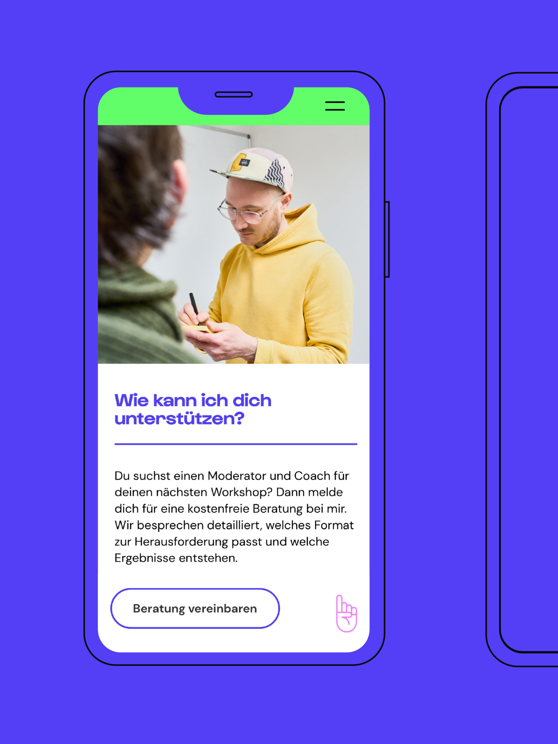 Smartphone-Ansicht der Website in linearem Rahmen vor blauem Hintergrund, neongrüne Menüleiste, schwarz-pink-blauer Text auf weißer Fläche. Über der Copy Workshop-Foto
