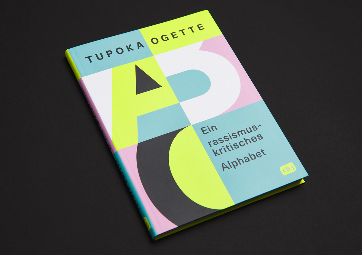 Tupoka Ogette Buchcover für Ein rassismuskritisches Alphabet in neongelb, blau, rosa, schwarz und weiß mit groß aufgezogenen Buchstaben A, B, C
