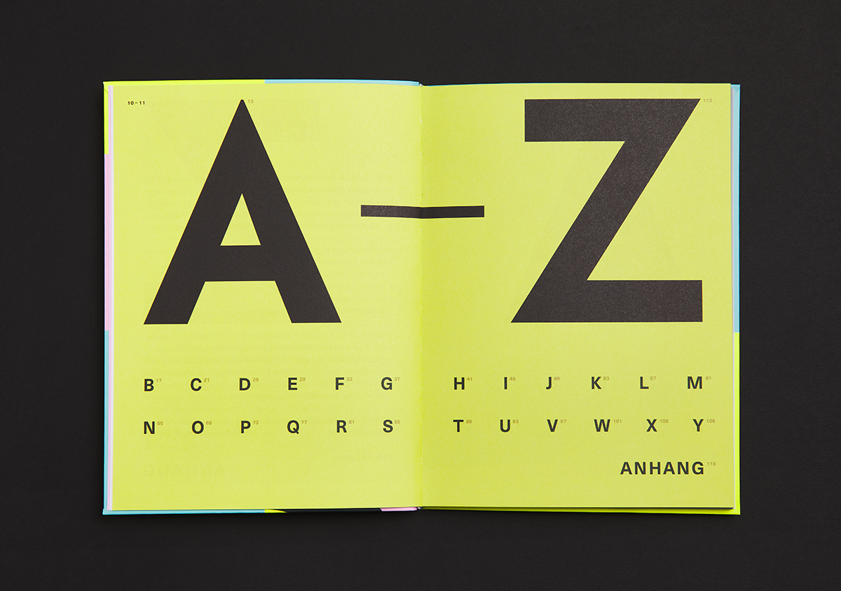 Tupoka Ogettes Buch: Ein rassismuskritisches Alphabet Doppelseite in neongelb zeigt A - Z groß aufgezogen darunter kleine Buchstaben B bis Y