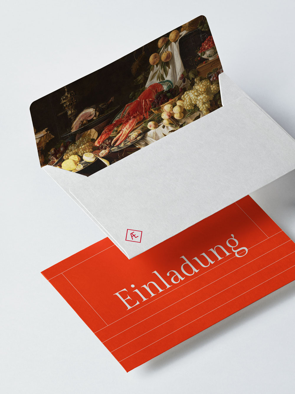 auf grauem Hintergrund schweben rote Karte mit hellgrauem Schriftzug Einladung, darüber offener grauer Briefumschlag