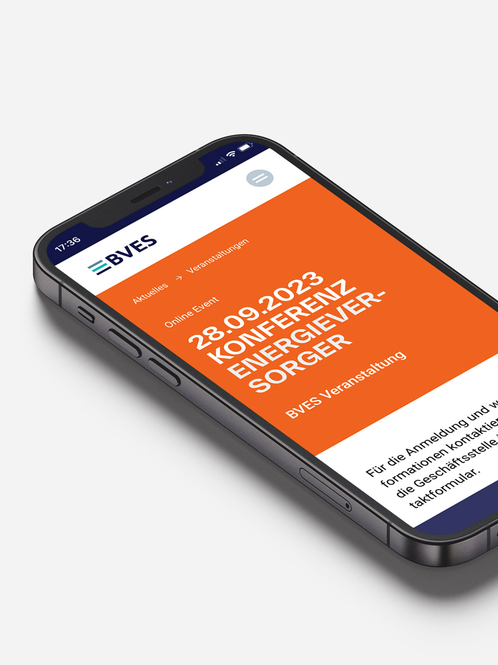 Smartphone liegt auf grauem Hintergrund mit Ansicht von BVES Webseite, orangene Fläche mit Ankündigung von Konferenz